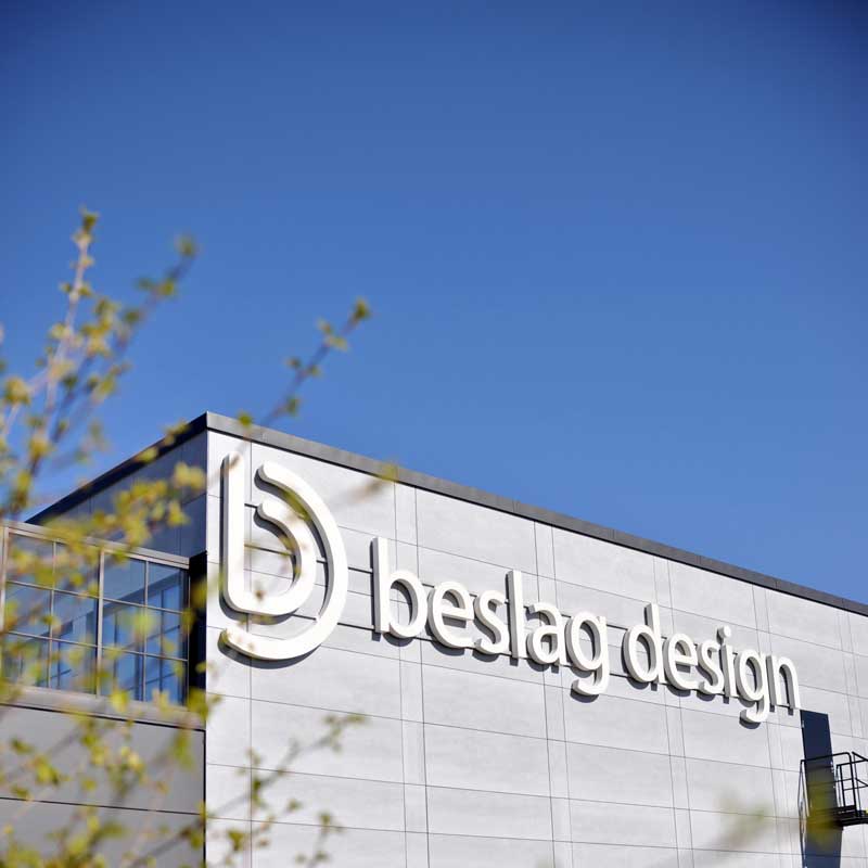 Företagsskylt på byggnad för Beslag Design